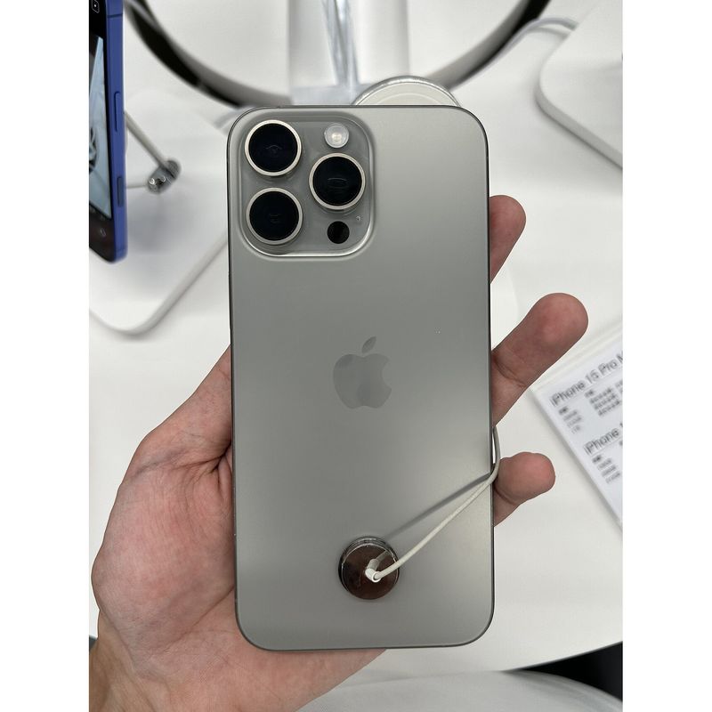 iPhone 15 Pro Max 256 Go – Neuf ouvert – photo du modèle (illustration non contractuelle), identique pour toutes les capacités et tous les états