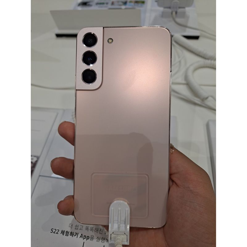 Samsung Galaxy S22 128 Go / 8 Go RAM – Neuf ouvert – photo du modèle (illustration non contractuelle), identique pour toutes les capacités et tous les états