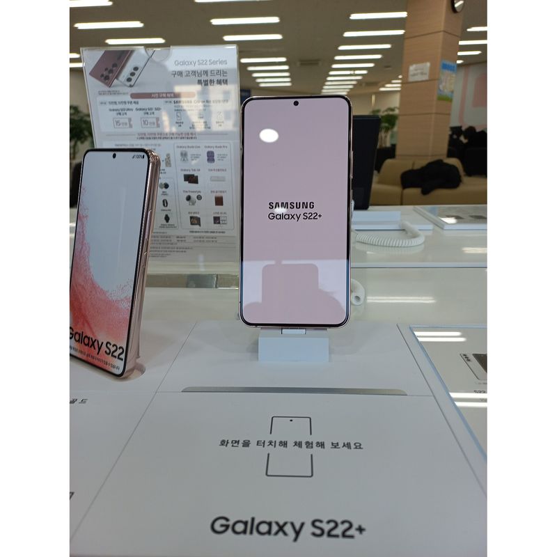 Samsung Galaxy S22 Plus 128 Go / 8 Go RAM – Neuf ouvert – photo du modèle (illustration non contractuelle), identique pour toutes les capacités et tous les états